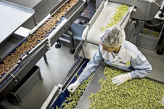 «Wer hat’s erfunden? Die Schweizer»: Ricola ist weltweit tätig und exportiert über 90 Prozent der neun Milliarden Bonbons in über 45 Länder. Sie werden jedes Jahr ausschliesslich in Laufen/BL hergestellt.Bilder: Ricola 