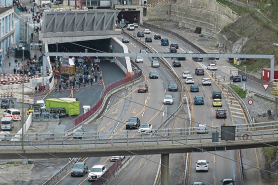 Der Beweis, dass Entlastung funktioniert: Die dritte Röhre am Gubrist – hier anlässlich des Tunnelfests kurz vor der Inbetriebnahme – hat die Staus auf der Autobahn massiv reduziert. Und damit auch den Ausweichverkehr durch die umliegende Agglomeration. Bild: Keystone